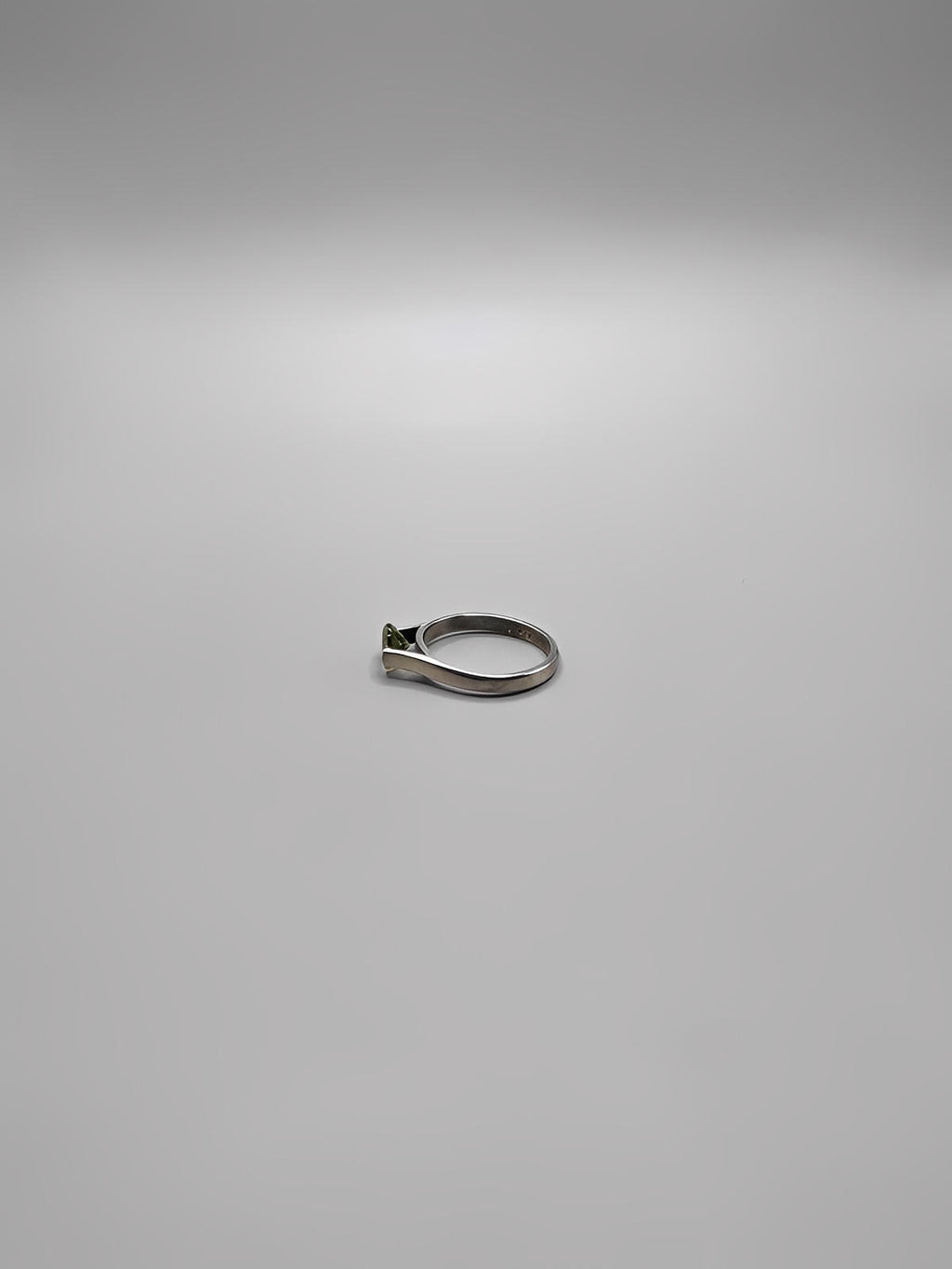 PERIDOT SILVER RING