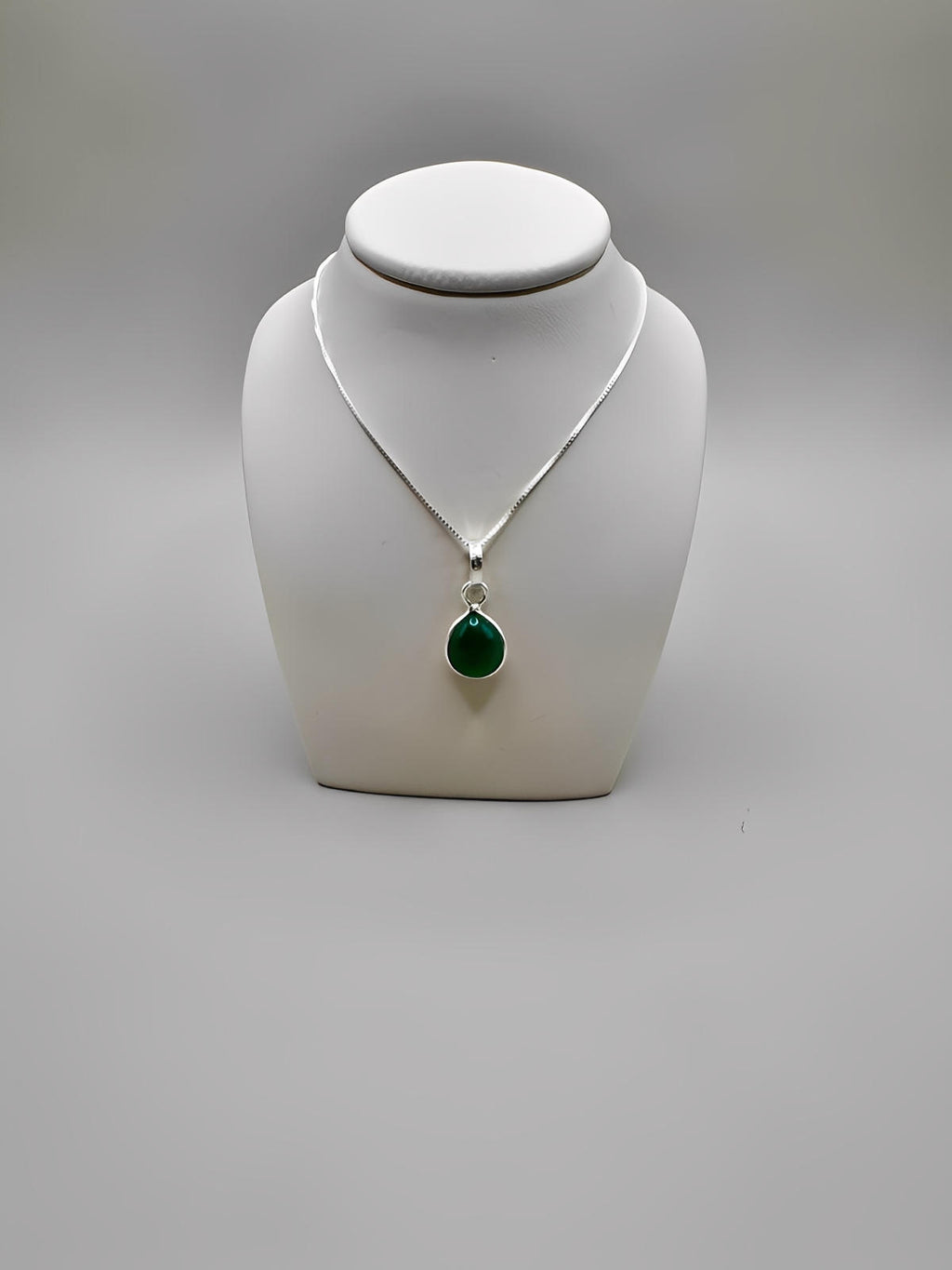 GREEN ONYX TEARDROP SILVER NECKLACE